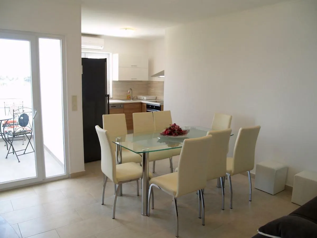 Villa Majer Preko 0*,